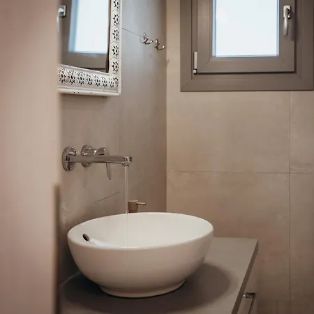 Aethra White Apartment *