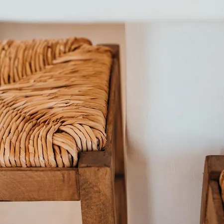 Aethra White Apartament Mesaria